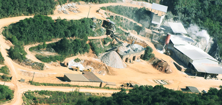 Retirada de cal da pedreira da Colombocal